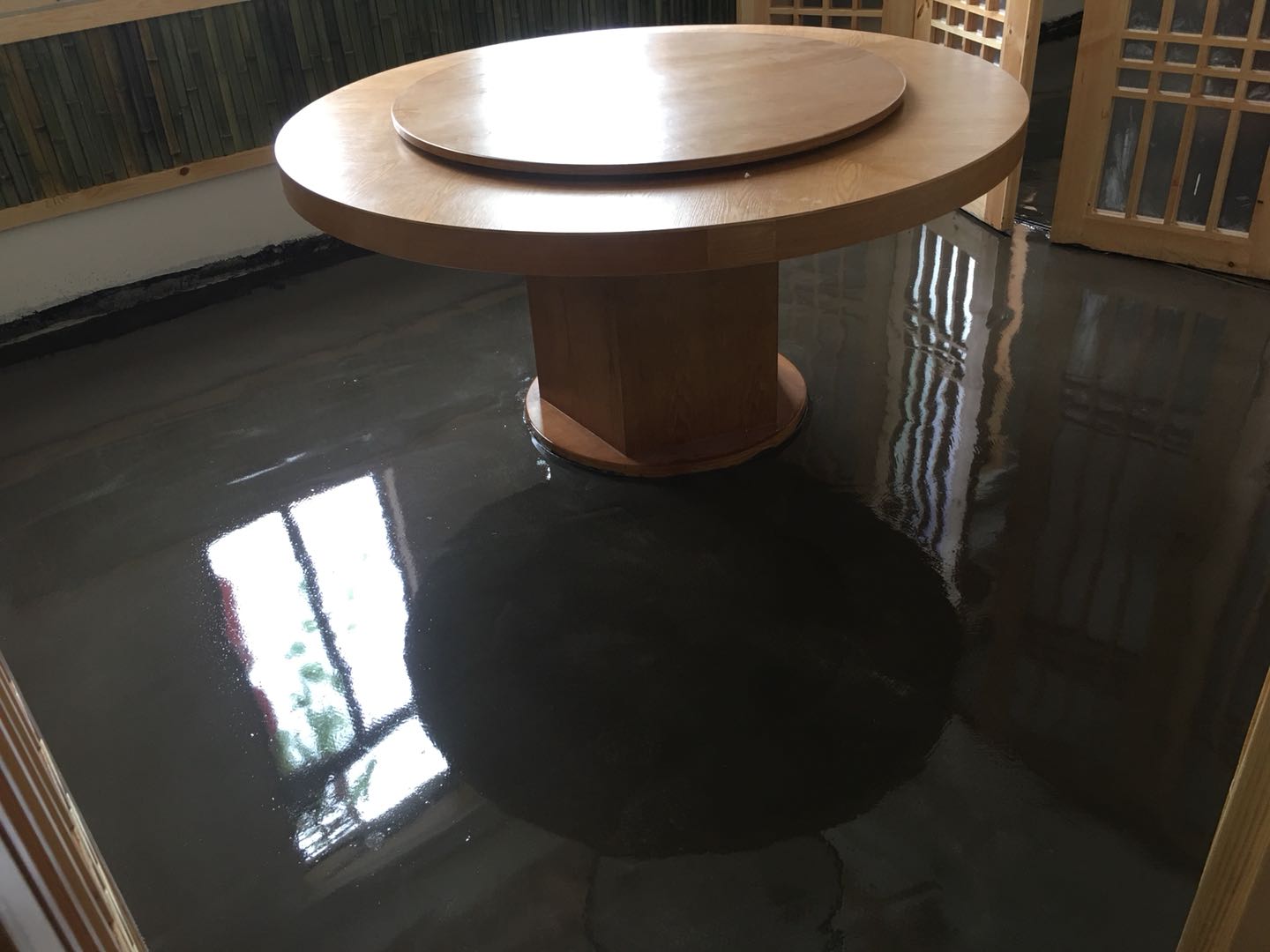 吉首市乾州餐廳環(huán)氧復(fù)古地坪施工完成，祝老板生意興隆，財(cái)源廣進(jìn)