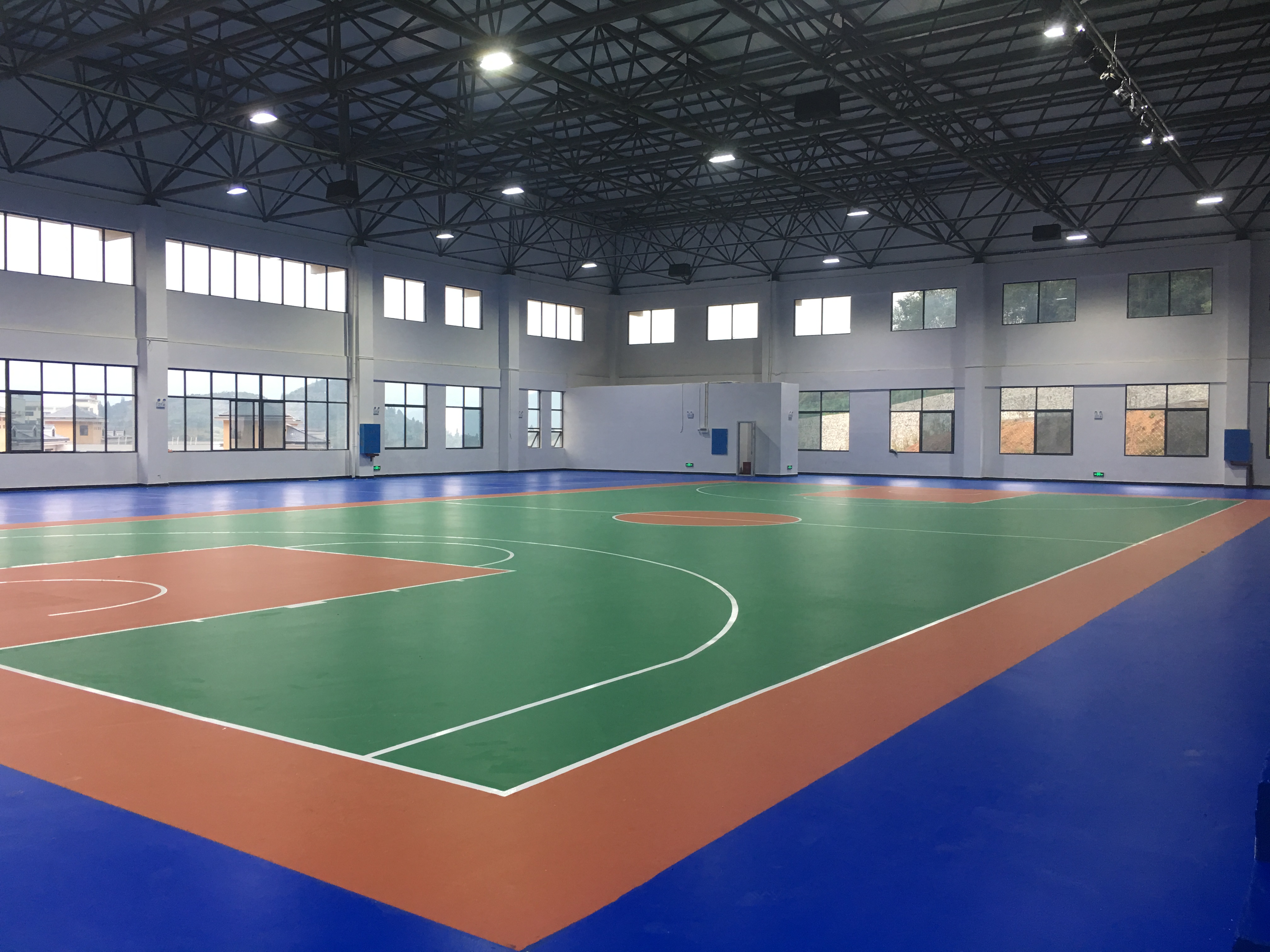 湘西自治州保靖縣職業(yè)中專室內(nèi)硅pu籃球場羽毛球場施工完成 湘西自治州保靖縣職業(yè)中專室內(nèi)硅pu籃球場羽毛球場施工完成